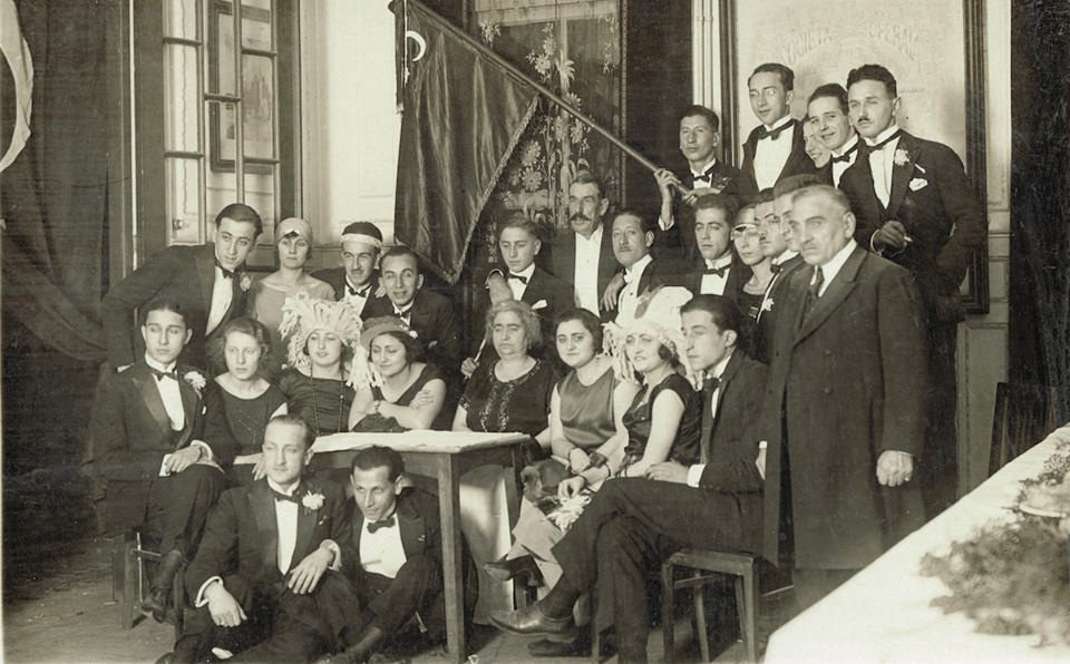 A photo depicting members of the Italian Workers Association (Le Società Operaie di Mutuo Soccorso), in Casa Garibaldi, Pera, Istanbul