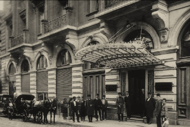 entrance to the Pera Palace Hotel
